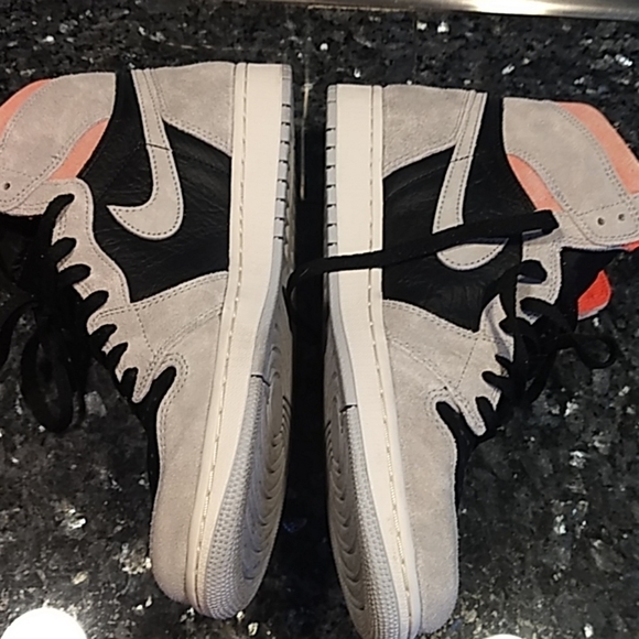 Air Jordan 1 - Picture 2 of 6